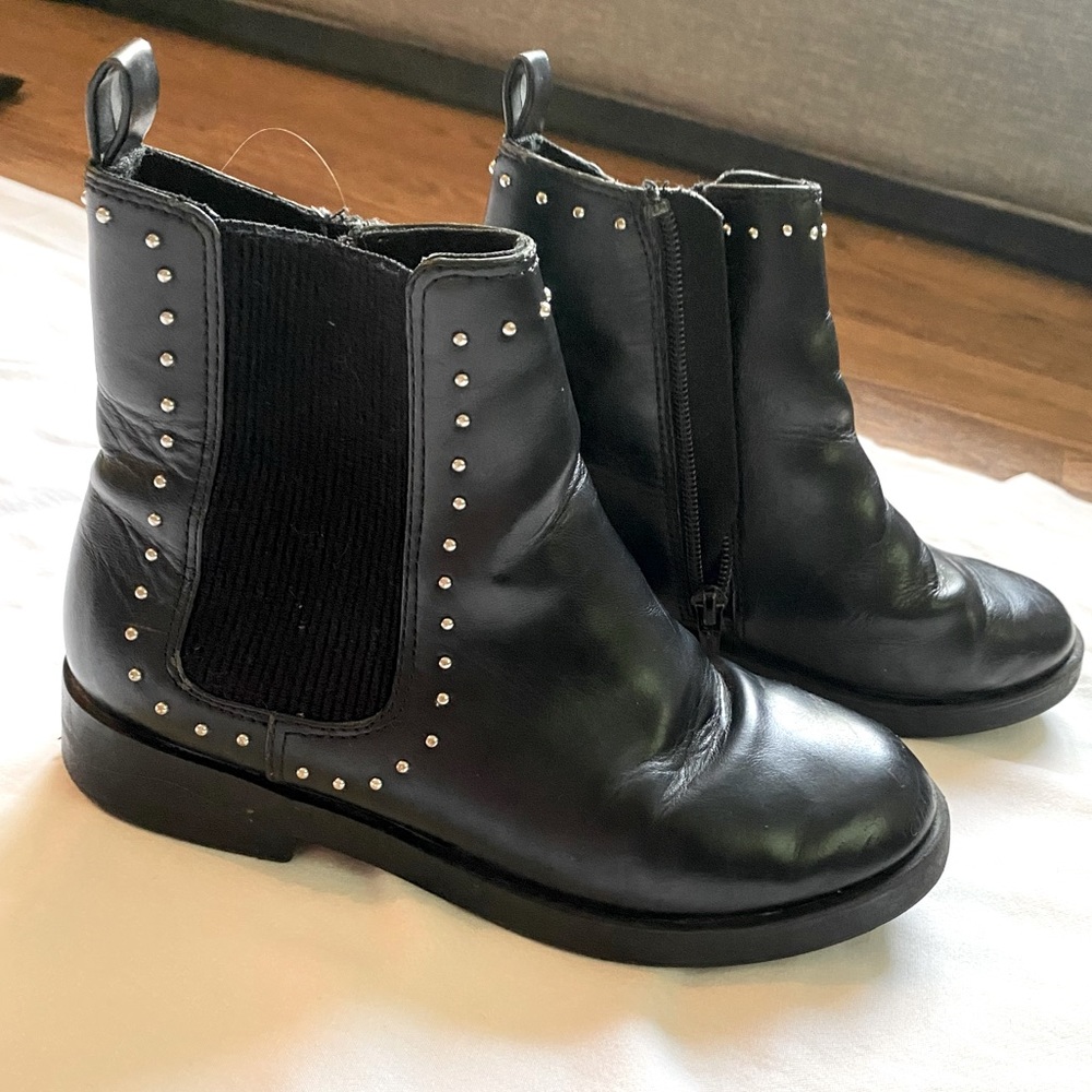 Zara kids size 1.5 Black leather boots. Soft, comfortable and in good condition!